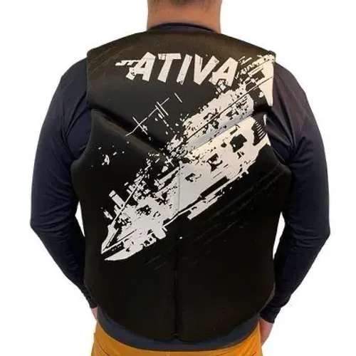 Colete Salva-Vidas Ativa - Tamanho G está com a etiqueta.
