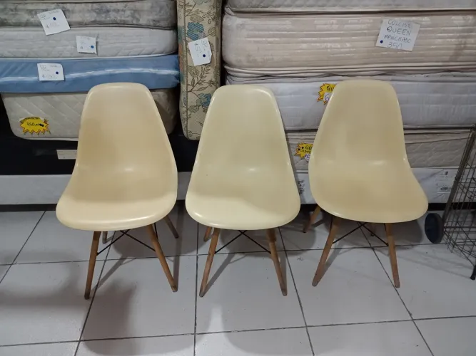 Três Cadeiras Tipo Eames Beje