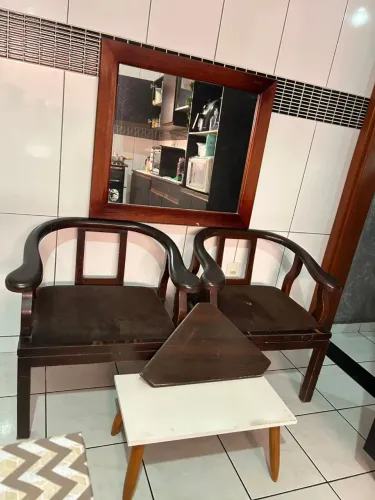 Vendo 2 cadeiras em madeira mais 1 espelho com moldura madeira ,1 cantoneira e uma banquet