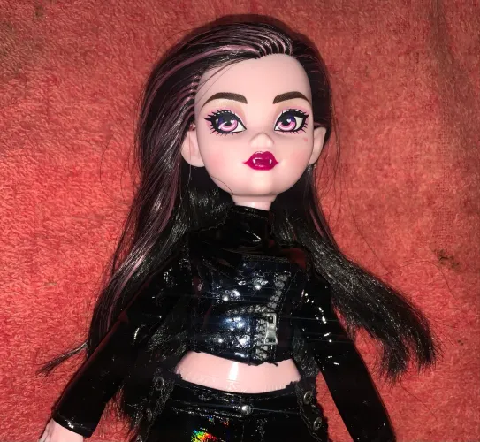 Boneca Monster High Draculaura G3 com look de couro 