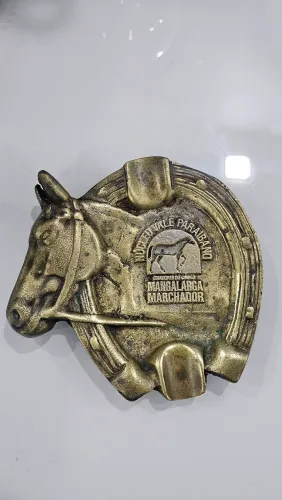 Peça em metal  bronze.