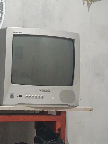 Tv de antiga em boas condições.