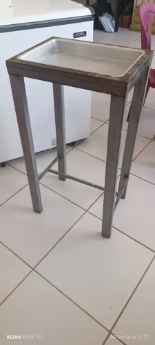 Suporte de ferro com bandeja para corte de assados