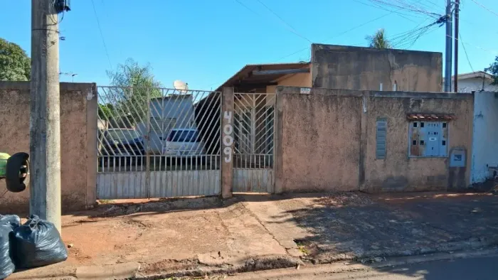 Kitnet Vila Popular, sendo 1 peça grande. Com pia, banheiro, lavanderia e garagem