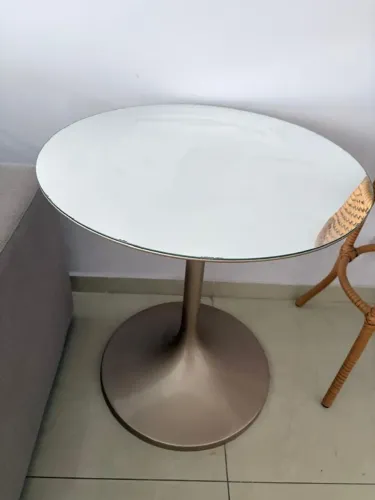 Vendo mesinha de canto com tampo de vidro