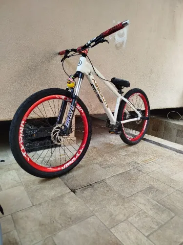 Bike aro 26 muito conservada pronta para uso ! Quadro absolute pro 3, leve resistente,