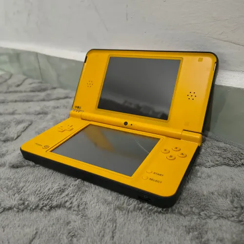 Nintendo DSi XL (Defeito cabo flat) + Acessórios