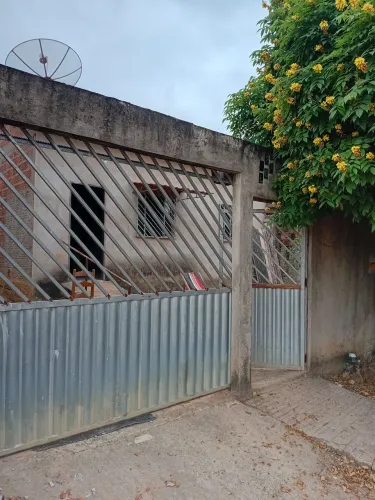 Casa grande com quintal amplo
