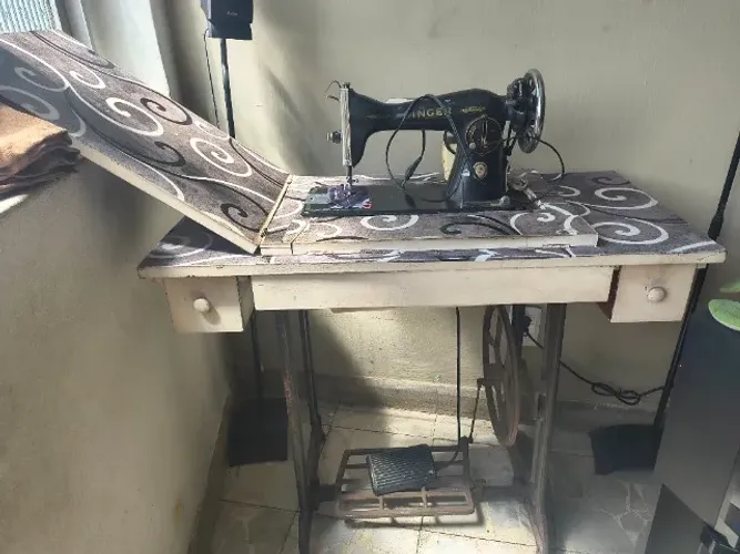 Máquina de Costura com Gabinete.