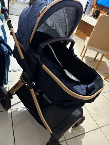 carrinho de bebê Galzerano Roma 2 com moisés e estrutura dourada.