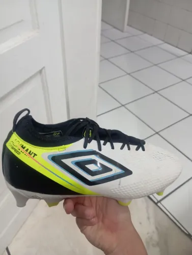 Chuteira Umbro Adamant de Campo Branca e Verde-Limão