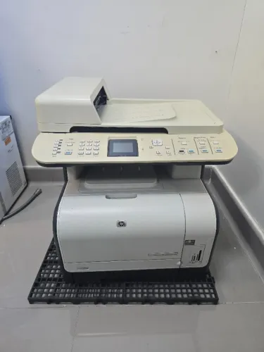 Impressora HP Color LaserJet CM1312nfi usada e sem funcionar