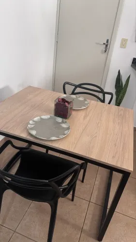 Mesa estilo industrial e duas cadeiras modelo Allegra