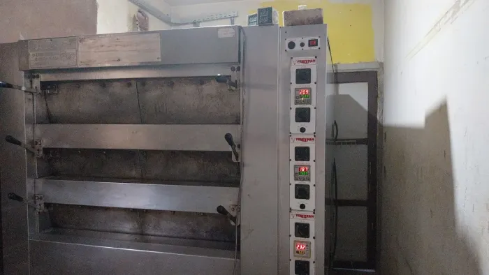Forno lastro. São 3 lastro, cada lastro são 4 telas de pão francês 