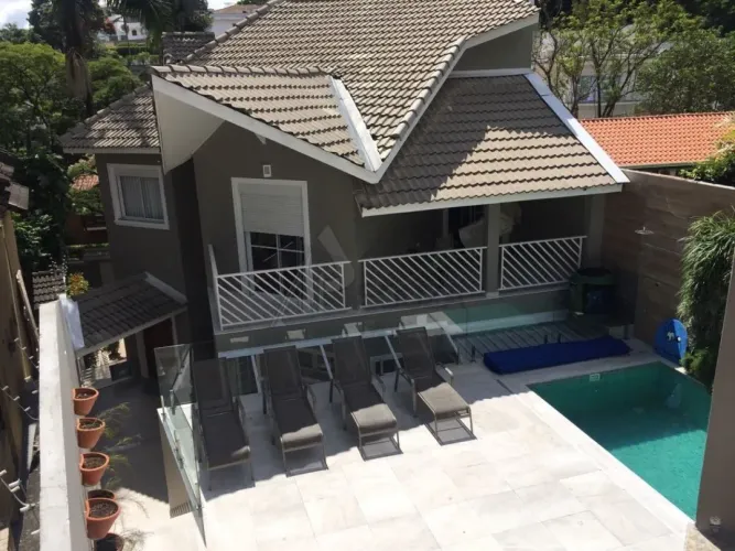 Linda Casa em rua tranquila, no Barro Branco , 4 dormitórios , 2 suítes, piscina, área gou