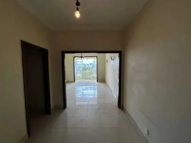 4 Dormitórios (0 Suítes) 0 Vagas 4 Banheiros 230 M² (área últil)