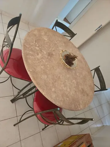 Mesa de ferro e mármore travertino