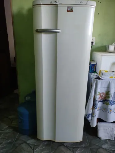 GELADEIRA SEMI-NOVA