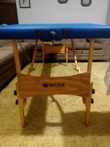 Maca Portátil Mala Beltex azul com regulagem de altura suporta até 200kg.