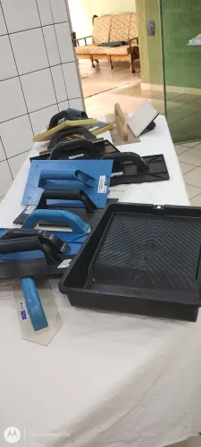 Conjunto de desempenadeiras novas para pintor incluindo uma bandeja para rolo de pintura