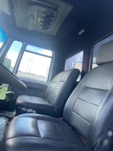 Vendo excelente caminhão aceito carro pequeno no valor de 50 mil