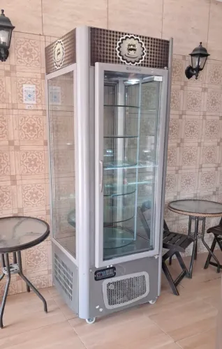 Expositor para bolos marca Gelopar. Pra vender rápido! 