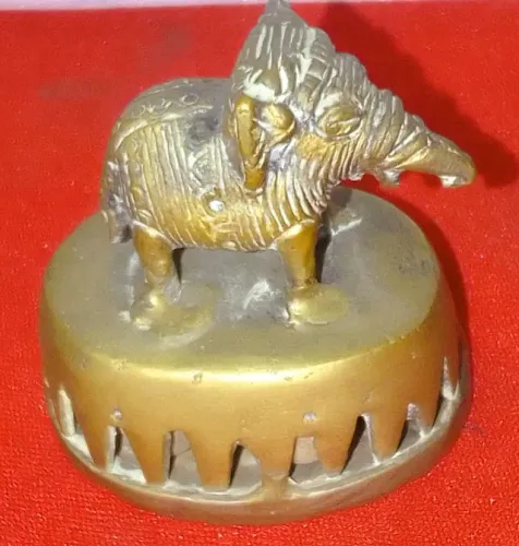 Pequena sinetede indiana Bronze dourado maciço com pega de elefante ricamente detalhado *