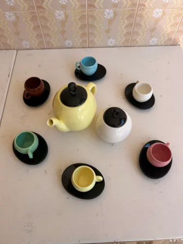 Jogo de Chá/Café em Cerâmica Colorida - Bule, Açucareiro e 6 Xícaras com Pires
