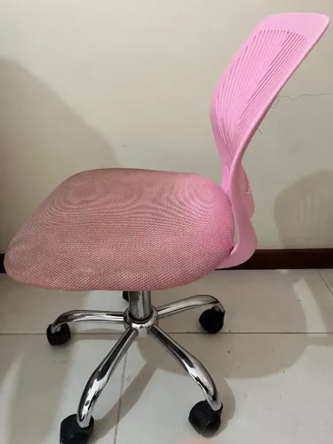 Vendo cadeira giratória na cor rosa