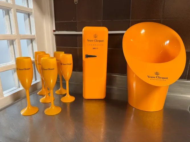 Kit Veuve Clicquot - Balde de Gelo + Porta-Garrafa + 6 Taças