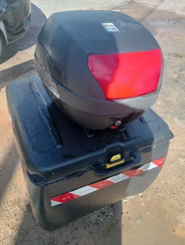 Duas caixas de moto boy