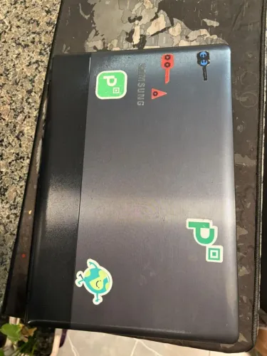 Notebook Samsung com a tela quebrada.