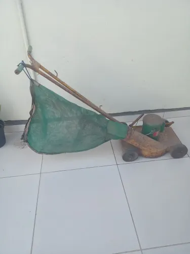 Máquina de cortar grama elétrica corta e recolhe