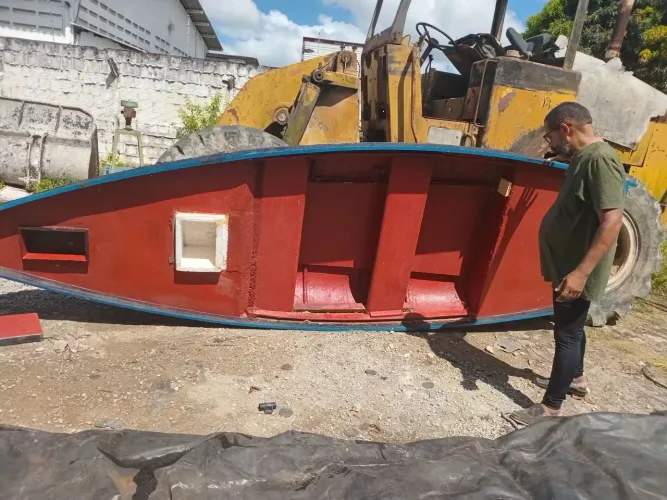 Barco de pesca em fibra de vidro medindo 4mx1m