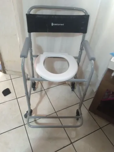 Vendo uma cadeira de Banho tel: *