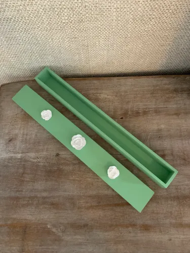 Caixa em madeira para agulhas de tricô / tricot verde com flores brancas