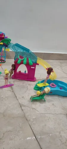 Parque aquático da Polly, com bonecas.
