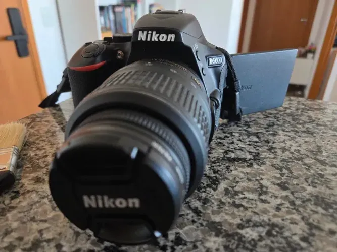 Nikon D5600 com lente 18-55