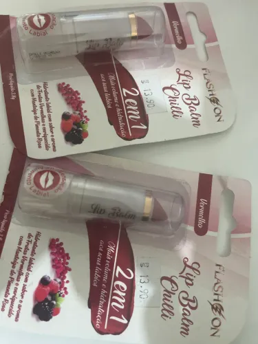 Hidratante labial com efeito Lipe Tint vermelho e marrom 