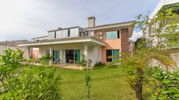 CASA EM CONDOMÍNIO FECHADO COM ESPAÇO DE JARDIM E 04 DORMITÓRIOS E 06 VAGAS NA GARAGEM.