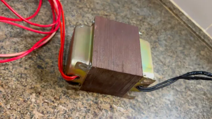 Auto transformador Robusto 2000VA bivolt