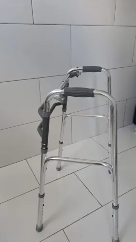Andador hospitalar de alumínio