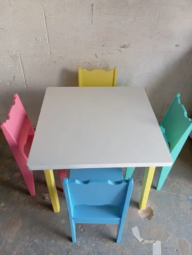 Mesa infantil com 4 cadeiras
