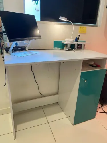 Excelente Mesa de Escritório com gaveta e suporte para canetas