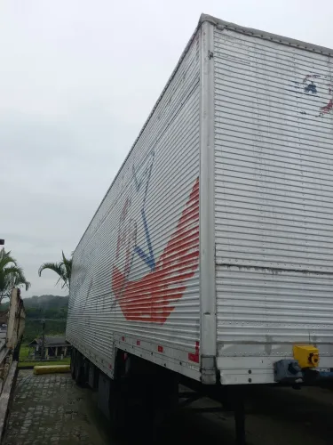 Carreta baú s venda