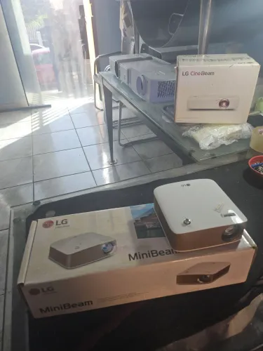 Projetor mini LG mini em ph159g com caixa led