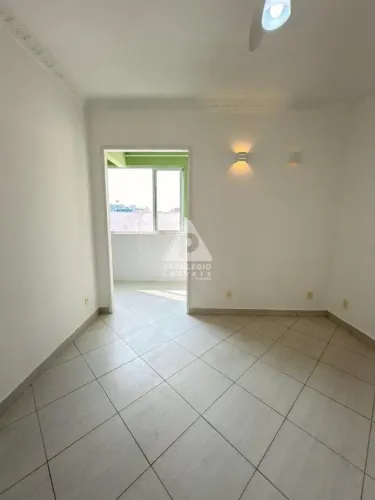 Cobertura na Lapa com design clean, iluminação natural e localização privilegiada
