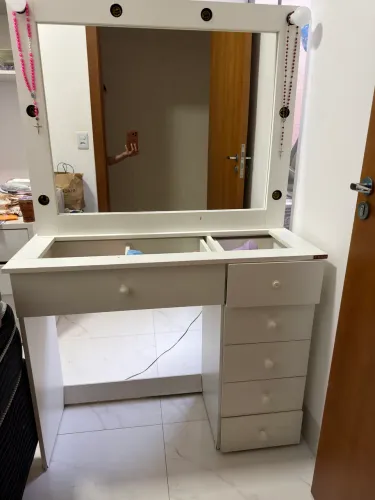 PENTEADEIRA CAMARIM COM LÂMPADAS