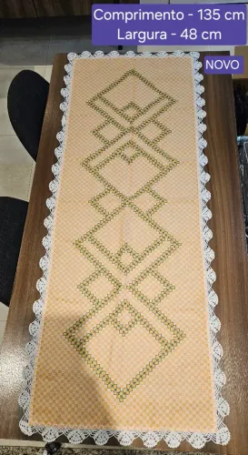 Caminho de mesa bordado e com crochê