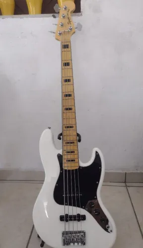 Baixo fender Squier Classic Vibe 5c